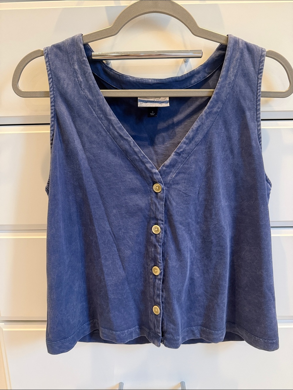 Woman’s Universal Thread Washed Blue Button-Front V-Neck Tank Size Small